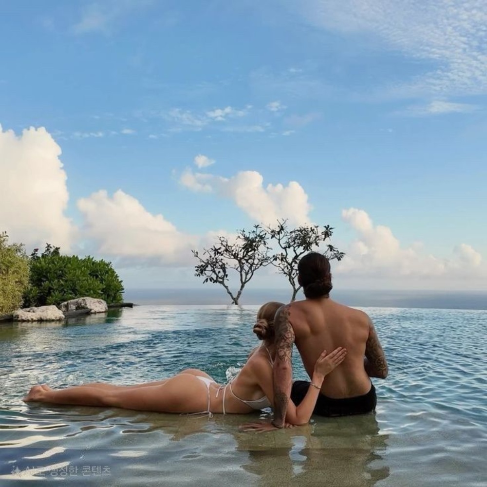 Meet adults online through adult sex chat and live conversations